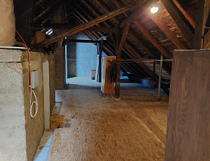 Zateplení stropu bytového domu pomocí foukané izolace